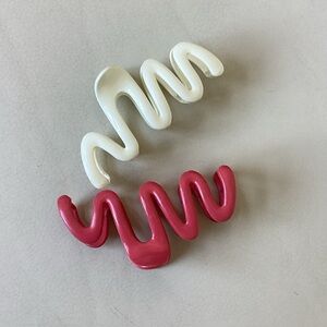 2x Squiggle Hair Clips